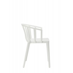 Chaise blanche, VENICE de Kartell (design Philippe Starck), vue de profil