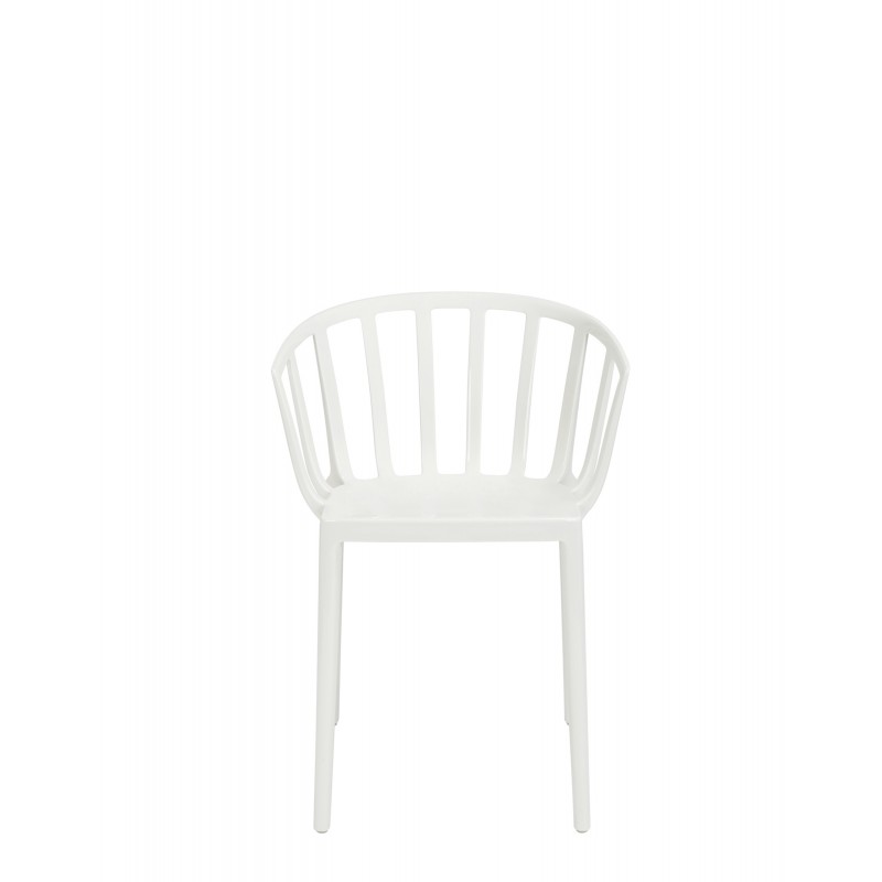 Chaise blanche, VENICE de Kartell (design Philippe Starck), vue de face Chaise blanche, VENICE de Kartell (design Philippe Starck), vue de face