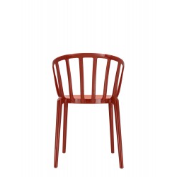 Chaise rouge orangée, VENICE de Kartell (design Philippe Starck), vue de dos