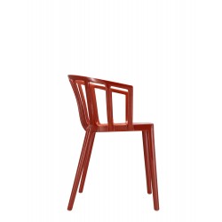 Chaise rouge orangée, VENICE de Kartell (design Philippe Starck), vue de profil