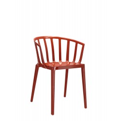 Chaise rouge orangée, VENICE de Kartell (design Philippe Starck), vue de 3/4