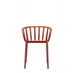 Chaise rouge orangée, VENICE de Kartell (design Philippe Starck), vue de face