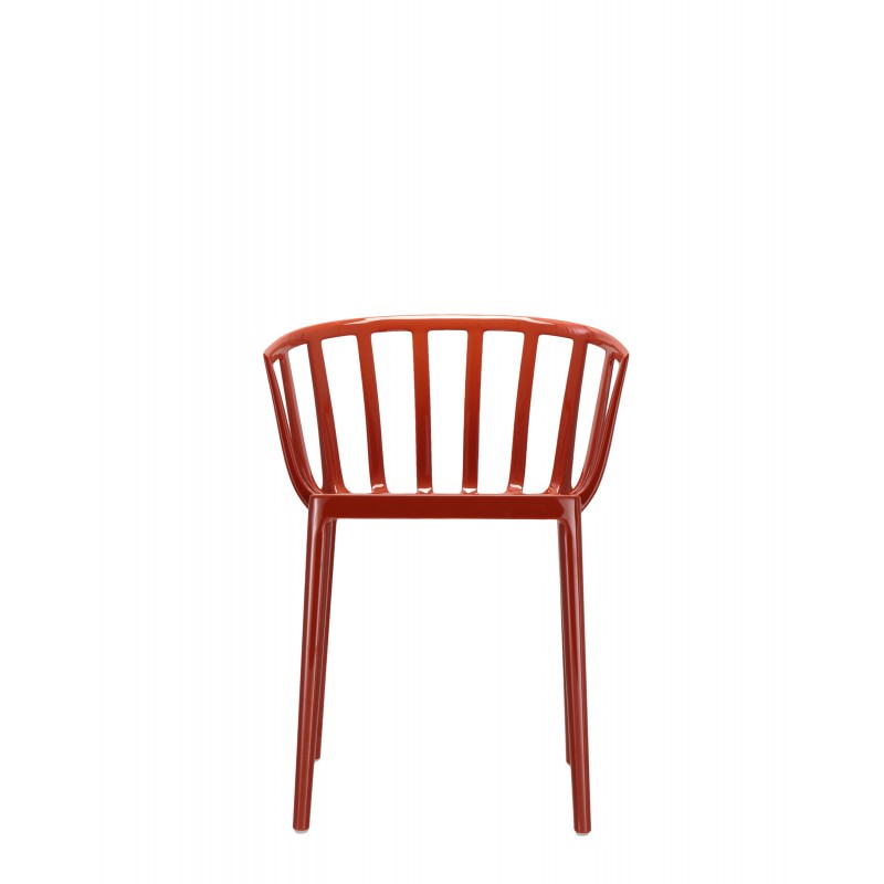 Chaise rouge orangée, VENICE de Kartell (design Philippe Starck), vue de face Chaise rouge orangée, VENICE de Kartell (design Philippe Starck), vue de face