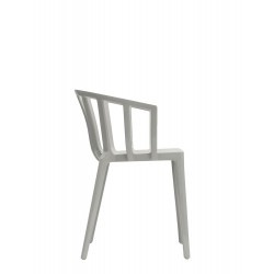 Chaise de couleur tourterelle, VENICE de Kartell (design Philippe Starck), vue de profil
