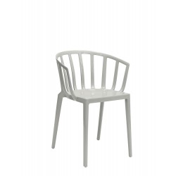 Chaise de couleur tourterelle, VENICE de Kartell (design Philippe Starck), vue de 3/4