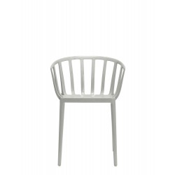 Chaise de couleur tourterelle, VENICE de Kartell (design Philippe Starck), vue de face