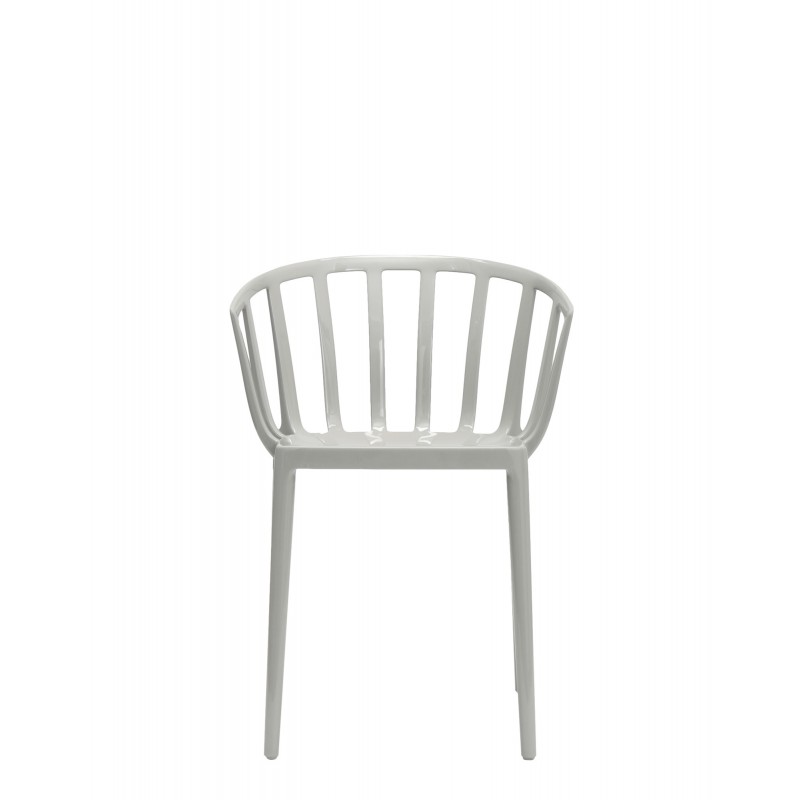 Chaise de couleur tourterelle, VENICE de Kartell (design Philippe Starck), vue de face
