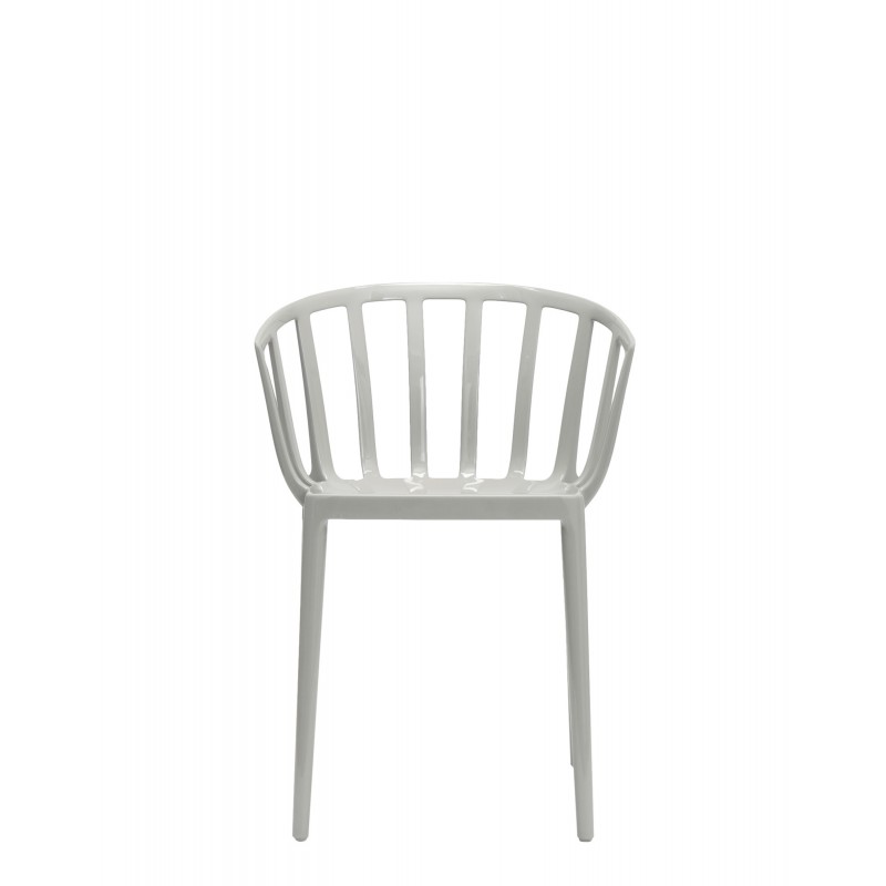 Chaise de couleur tourterelle, VENICE de Kartell (design Philippe Starck), vue de face Chaise de couleur tourterelle, VENICE de Kartell (design Philippe Starck), vue de face