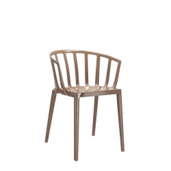 Chaise de couleur tourterelle, VENICE de Kartell (design Philippe Starck), vue de 3/4