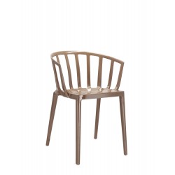 Chaise de couleur tourterelle, VENICE de Kartell (design Philippe Starck), vue de 3/4