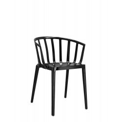 Chaise noire, VENICE de Kartell (design Philippe Starck), vue de 3/4