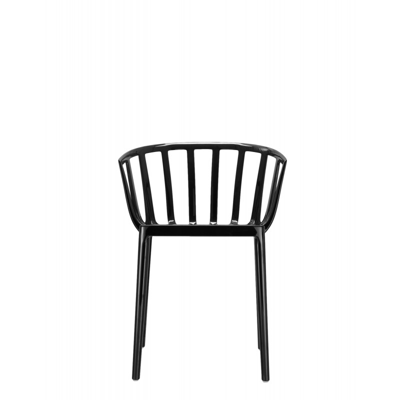 Chaise noire, VENICE de Kartell (design Philippe Starck), vue de face Chaise noire, VENICE de Kartell (design Philippe Starck), vue de face