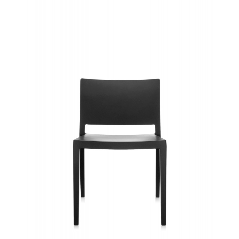 Chaise noire Kartell LIZZ MAT, vue de face Chaise noire Kartell LIZZ MAT, vue de face