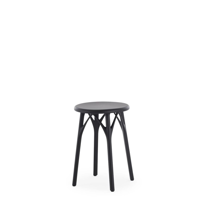 Tabouret A.I. Stool Light de couleur noir, hauteur 45 cm, vue de 3/4 Tabouret A.I. Stool Light de couleur noir, hauteur 45 cm, vue de 3/4
