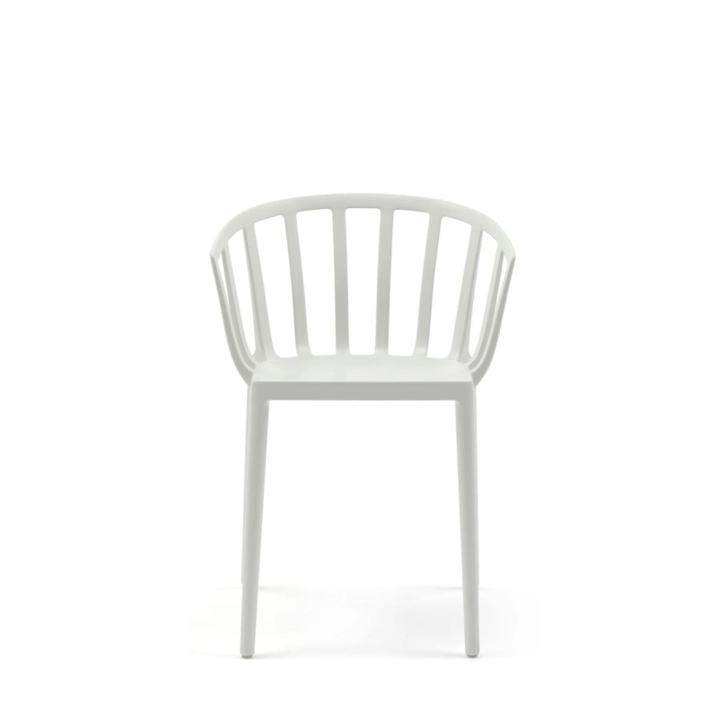 Chaise blanche, VENICE MAT de Kartell (design Philippe Starck), vue de face Chaise blanche, VENICE MAT de Kartell (design Philippe Starck), vue de face
