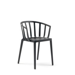 Chaise noire, VENICE MAT de Kartell (design Philippe Starck), vue de 3/4