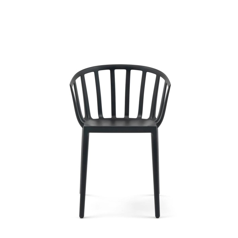 Chaise noire, VENICE MAT de Kartell (design Philippe Starck), vue de face Chaise noire, VENICE MAT de Kartell (design Philippe Starck), vue de face