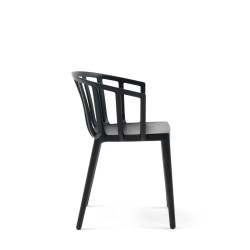 Chaise noire, VENICE MAT de Kartell (design Philippe Starck), vue de profil