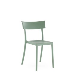 Chaise Kartell Catwalk Mat, de couleur vert sauge, vue de 3/4