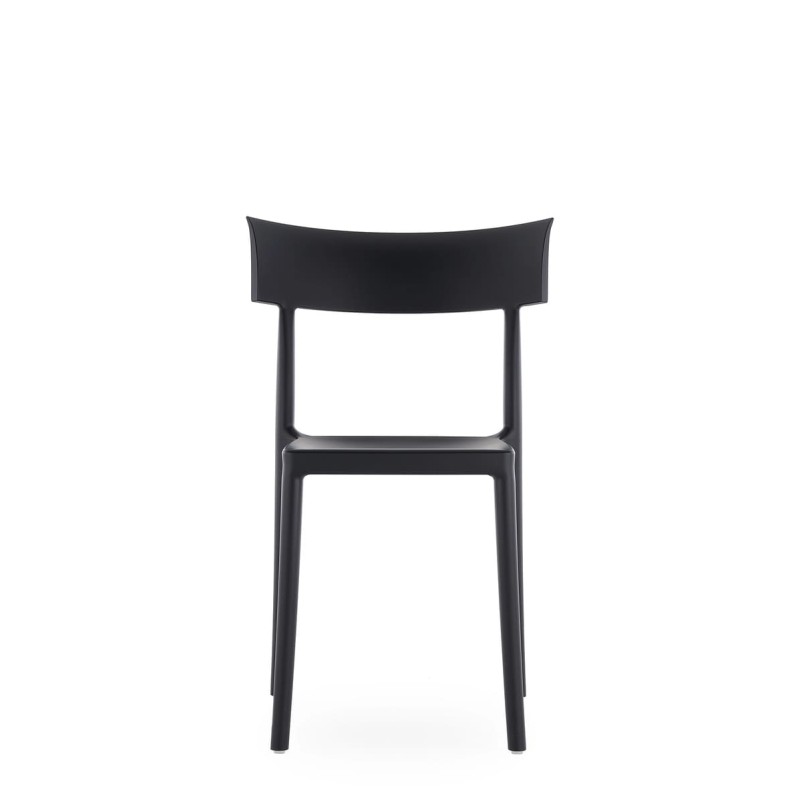 Chaise Kartell Catwalk Mat, de couleur noire, vue de face Chaise Kartell Catwalk Mat, de couleur noire, vue de face