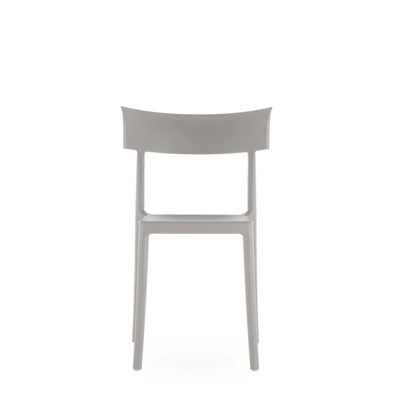 Chaise Kartell Catwalk Mat, de couleur grise, vue de face Chaise Kartell Catwalk Mat, de couleur grise, vue de face
