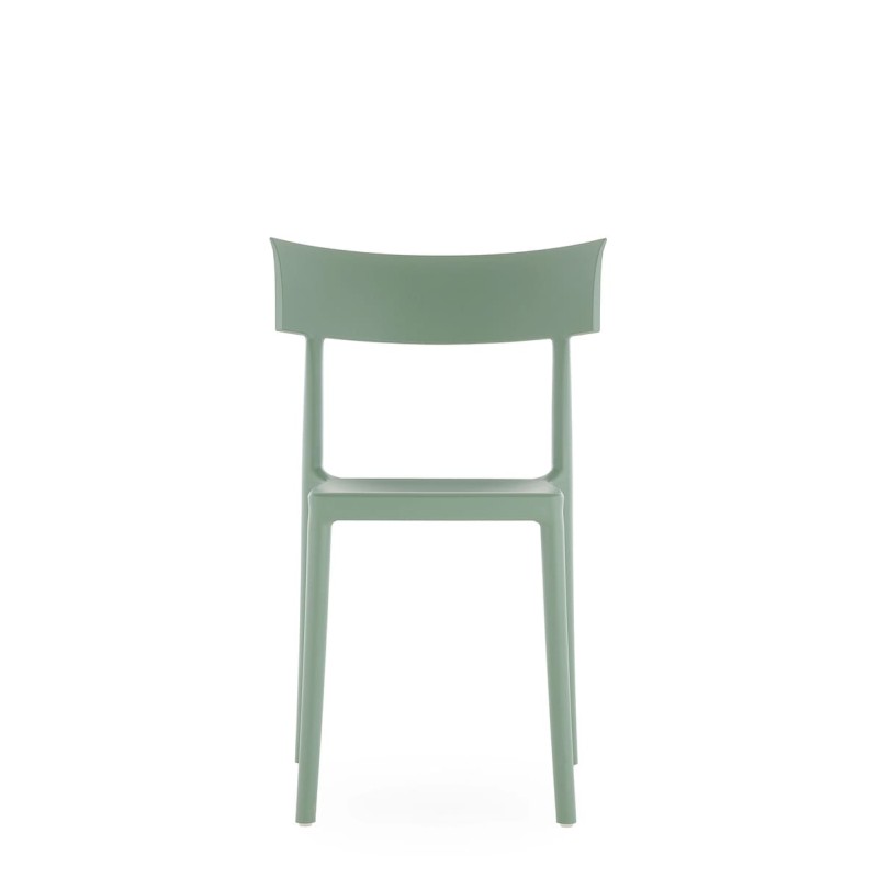 Chaise Kartell Catwalk Mat, de couleur vert sauge, vue de face Chaise Kartell Catwalk Mat, de couleur vert sauge, vue de face
