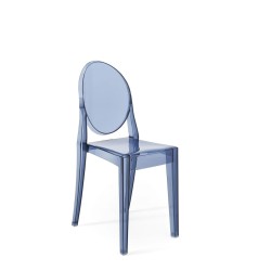 Chaise Kartell Victoria Ghost de couleur bleue poudrée, vue de 3/4