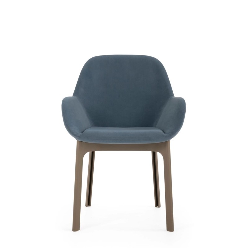 Chaise CLAP, tissu Aquaclean bleu poudré, structure tourterelle, vue de face Chaise CLAP, tissu Aquaclean bleu poudré, structure tourterelle, vue de face