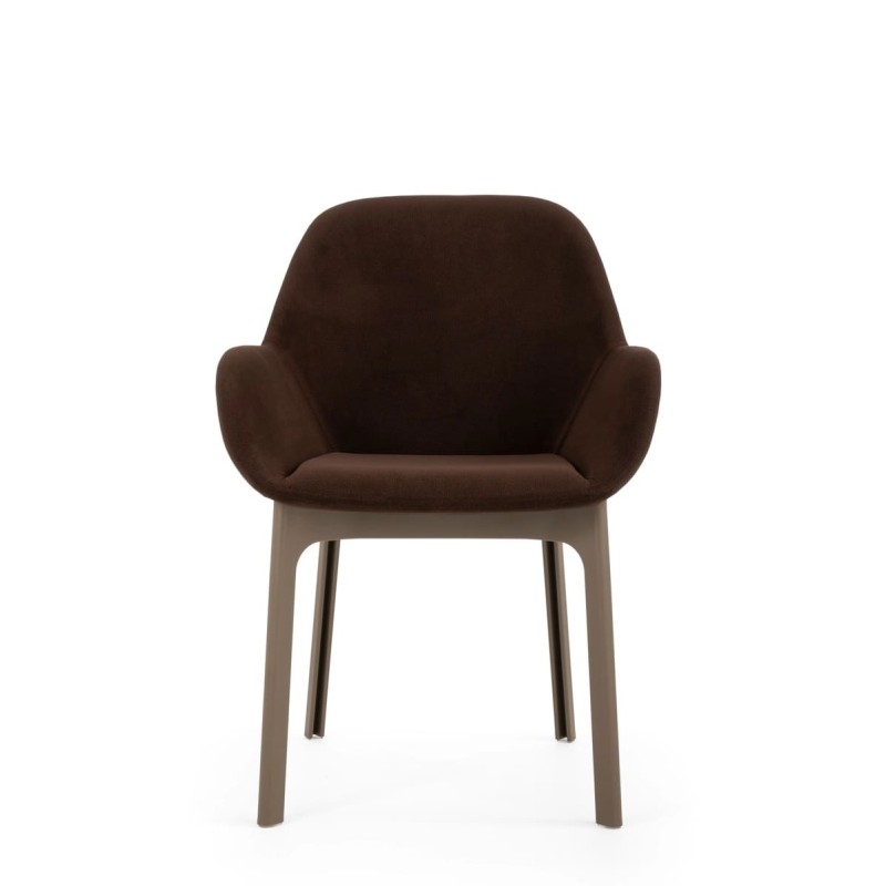 Chaise CLAP, tissu Aquaclean marron, structure tourterelle, vue de face Chaise CLAP, tissu Aquaclean marron, structure tourterelle, vue de face