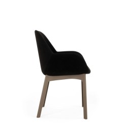 Chaise CLAP, tissu Aquaclean noir, structure tourterelle, vue de profil