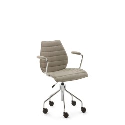 Chaise de bureau Kartell MAUI SOFT, tissu Noma Beige, vue de 3/4