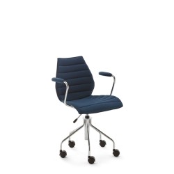 Chaise de bureau Kartell MAUI SOFT, tissu Noma Bleu, vue de 3/4