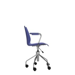 chaise de bureau bleu marine avec accoudoirs vue de profil