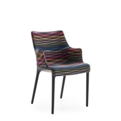 Chaise Kartell ELEGANZA nia MISSONI motif multicolore fond noir vue de 3/4