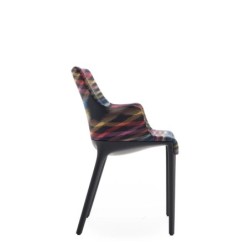 Chaise Kartell ELEGANZA nia MISSONI motif multicolore fond noir vue de profil